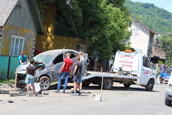 Как сообщили в Дубівському отделении полиции, происшествие произошло 30 мая в 7 часов утра в Дубовом. 21-летний местный житель вместе с еще двумя пассажирами ехал на автомобиле «Mitsubishi Lancer»