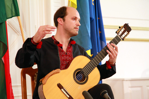Угорський гітарист – віртуоз з Ужгорода збирає гроші для військових АТО  / ВІДЕО