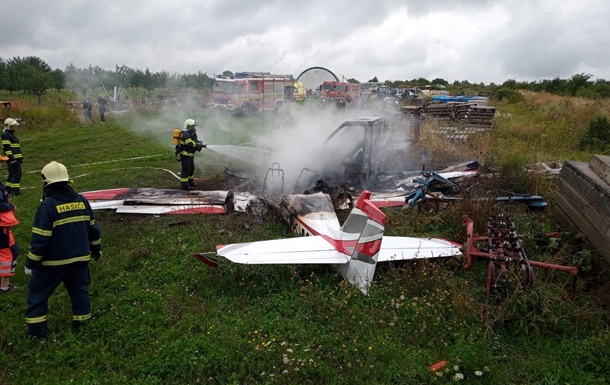 Літак упав недалеко від села Мокрий Гай у Словаччині, хоч його зареєстровано в Чехії. Причину аварії з'ясує розслідування.
