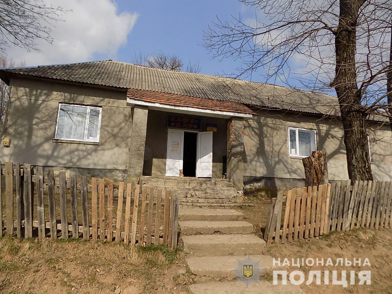Сотрудники правоохранительных органов задержали трех жителей села Иваськовица, которые ночью проникли в местный магазин и ограбили заведение.