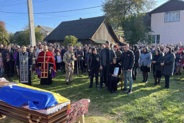 Брат загиблого Героя Дмитра Спасюка заявив, що ніби то місцевий священник Свято-Успенського храму не дозволив занести тіло до церкви.