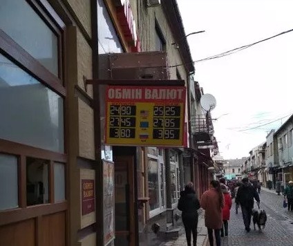 Національний банк України послабив офіційний курс гривні на 11 копійок, встановивши його на 3 лютого на рівні 25,03 гривні за долар.