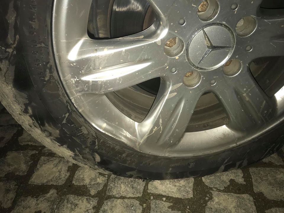 Житель Закарпаття емоційно відреагував на пошкодження колеса автомобіля через ями на дорогах.