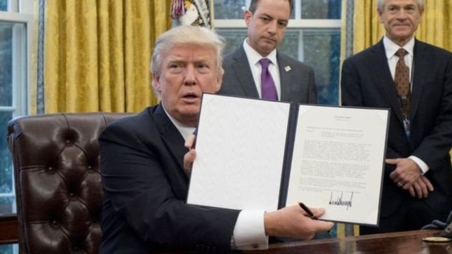 Президент США Дональд Трамп подписал указ относительно выхода США из торгового соглашения о Транстихоокеанском партнерстве (ТТП).