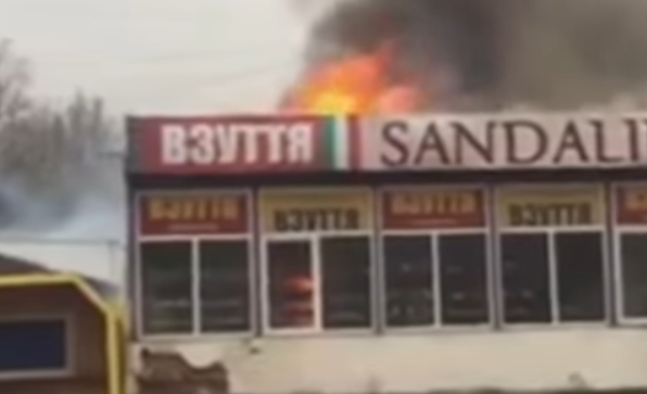 Сьогодні на вулиці Головній у Сваляві сталась пожежа у взуттєвому магазині. 