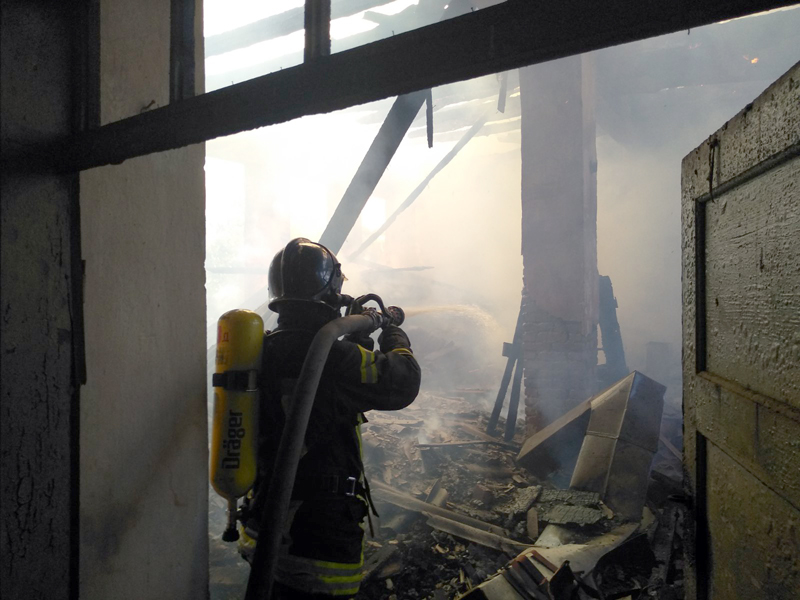8 сентября в 16:46 в Службу спасения поступило сообщение о пожаре в здании наверху, расположенном на улице. Народное село Гынич Тячевского района. 