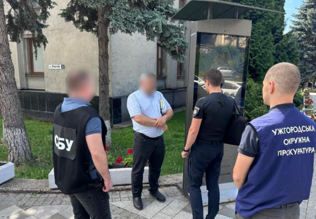Скандальное задержание на Закарпатье: чиновника-взяточника сняли с должности в горсовете