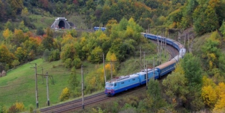 Потяг «Чернівці-Ужгород» мають намір відновити.