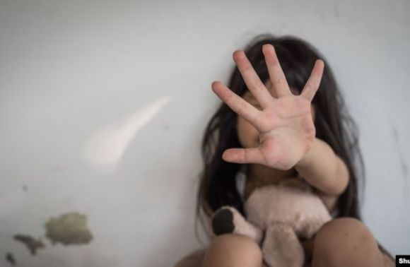 Протиправні дії відносно дитини тривали протягом трьох років. 29-річна обвинувачена систематично вчиняла розпусні дії відносно своєї доньки, якій на той момент виповнилося лише 5 років

