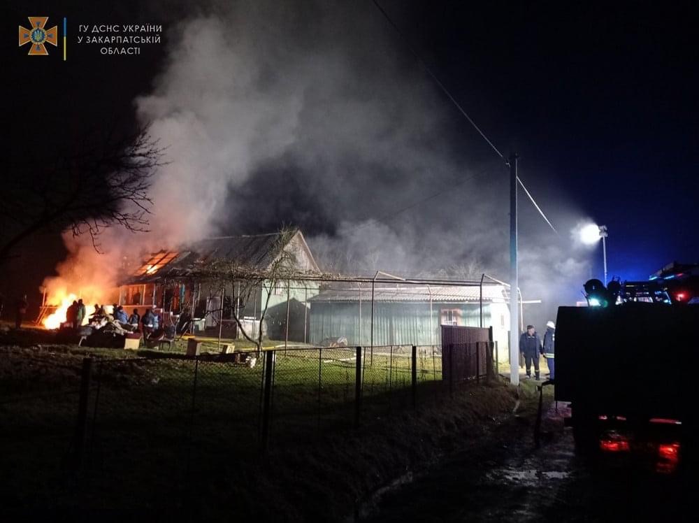 Жители села Бедевля Тячевского района позвонили в Службу спасения с сообщением о пожаре на территории соседнего хозяйства.