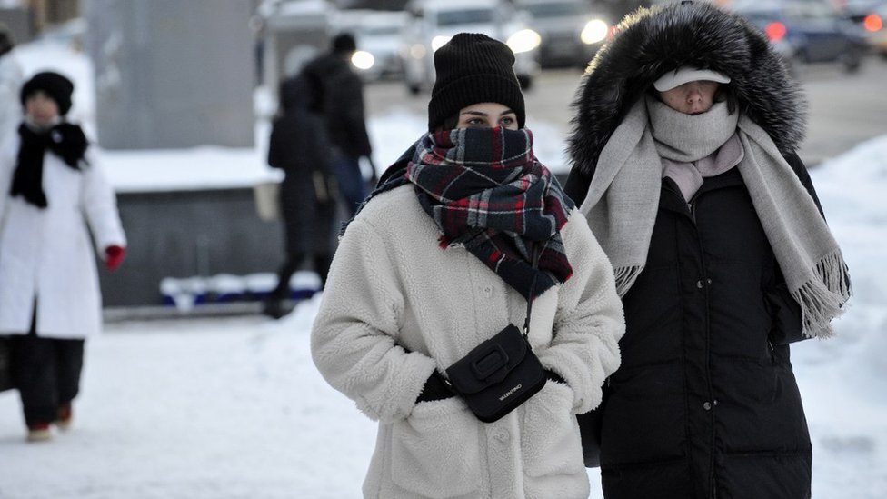 В Україну йдуть морози та перший сніг. Синоптики попереджають, що вже наступного тижня очікується сильне похолодання.
