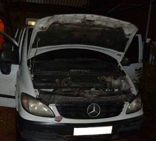 Уночі в Тячеві невідома особа здійснила підпал автомобіля марки «Меrсеdеs Vito», який належить місцевій жительці.