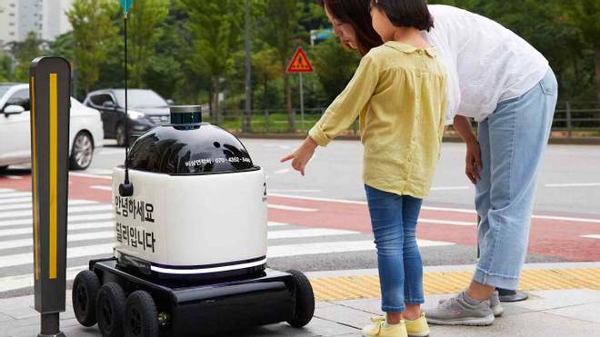 Автомобільна компанія Hyundai Motor разом з Woowa Brothers розпочали спільний проєкт з розробки універсальних роботів-кур'єрів.
