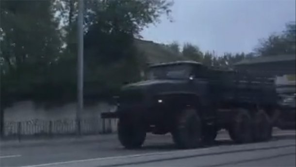 В воскресенье около 13 часов по Донецку проехала колонна с артиллерией, которая должна быть отведена в связи с Минскими договоренностями.