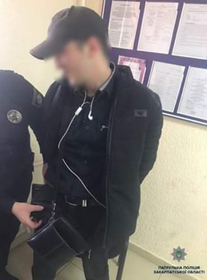 Вчора, близько 14-ої години, патрульні отримали повідомлення про те, що на вулиці Вокзальній, в Ужгороді, дві невідомі особи нанесли тілесні ушкодження заявнику, та заволоділи його телефоном.