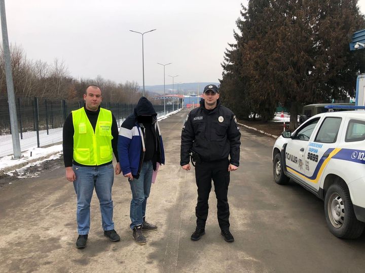 Днями працівники міраційної служби області відправили поляка додому із забороною протягом п’яти років повертатися на територію України.