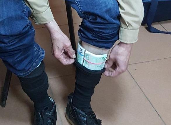 У Харківській області прикордонники затримали українця, який в шкарпетках намагався перенести через кордон 25 тис. євро. Про це 29 квітня повідомили у відділі комунікації Державної прикордонної служби