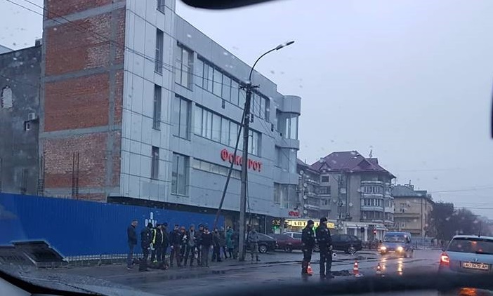 На Капушанській в Ужгороді поліція затримала нападника з ножем.