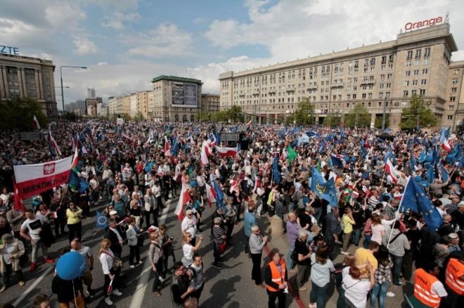 Десятки тисяч прихильників польської опозиції беруть участь у так званому Марші свободи в Варшаві.
