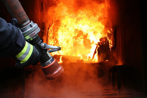 В Мукачево ночью горели двери магазина на Першотравневской набережной.