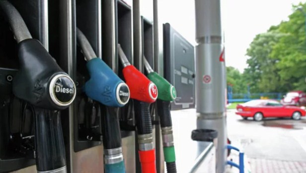 Мережеві оператори АЗС України з 11 до 12 грудня знизили ціни на бензини і дизельне паливо ще на 50 копійок за літр.
