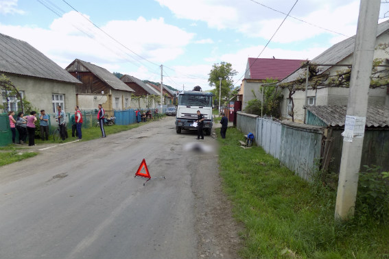 Поліція відкрила кримінальне провадження за фактом смертельного ДТП в селі Горінчево Хустського району, де водій автомобіля «IVECO» наїхав на пенсіонера.
