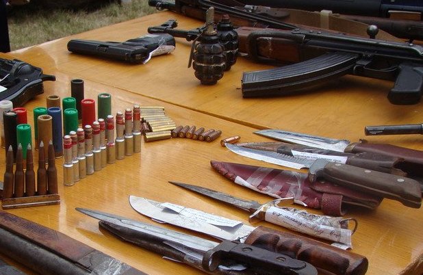 У рамках «Місячника добровільної здачі зброї» мешканці 13 районів Закарпатської області принесли до відділків  поліції 92 одиниці мисливської гладкоствольної, нарізної та холодної зброї.