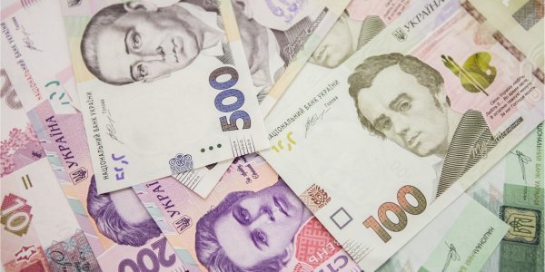 Курс долара на міжбанку в продажу знизився на три копійки і склав 24,17 гривні за долар, курс у купівлі впав на дві копійки - до 24,14 гривні за долар.