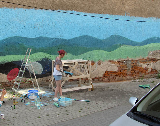 В Ужгороді на місці колишнього сміттєзвалища з'явиться велопарковка, газон і красиве графіті. Але адміністрація Лінгвістичної гімназії викликала на молодих художників наряд міліції.