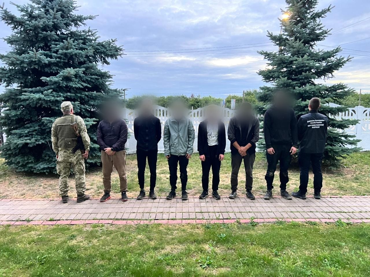 Черговий "улов" прикордонників: 6 чоловіків намагалися пробратися до Угорщини у пошуках кращого життя