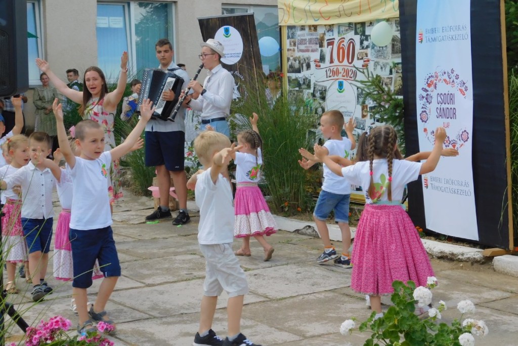Подростки и их родители собрались на праздник на старом венгерском инструменте учителем местной школы искусств Гергелем Пириди. Его поддержали беззвука песни участников группы «Гонгрофорго».