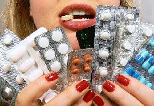 Довготривалий прийом знеболювальних засобів на основі ібупрофену або ацетамінофену виявився причиною втрати слуху у жінок.