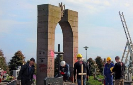 Інститут нацпам’яті заявив про призупинення легалізації польських пам’ятників в Україні