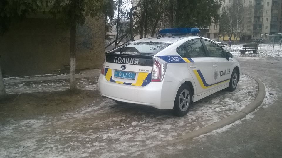В Ужгороді патрульний автомобіль припаркували з порушенням правил дорожнього руху. 