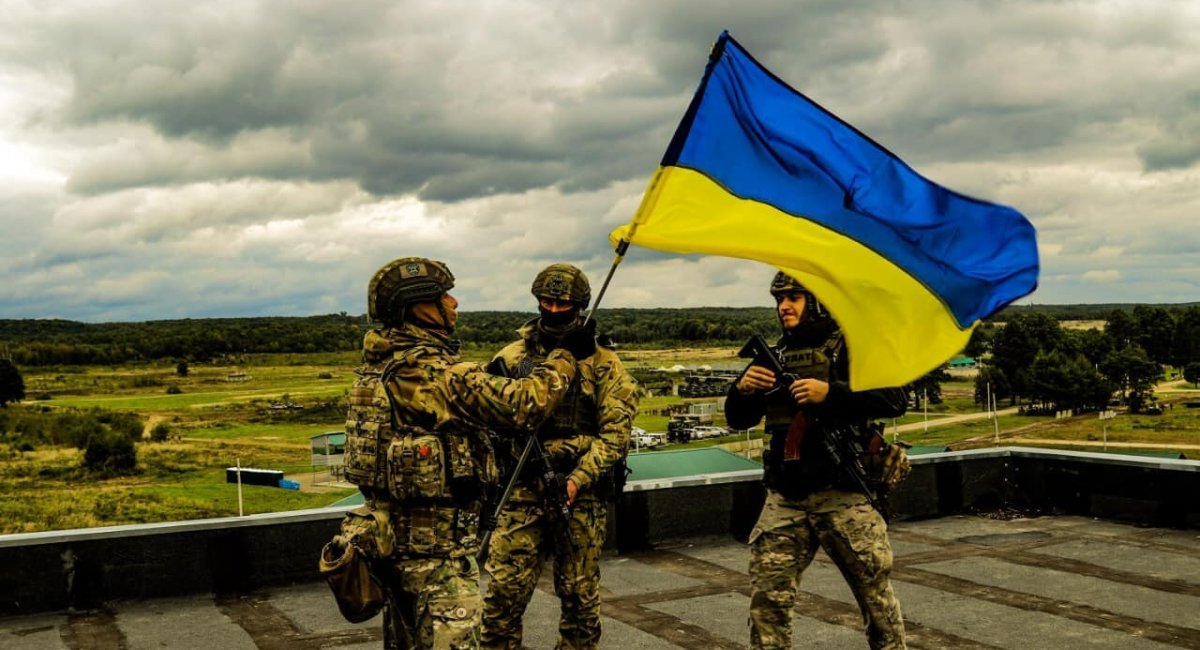 Российские оккупанты продолжают атаковать Донбасс. Известно, что оккупанты на Донецком и Таврическом направлениях перемещают контрольные пункты. Они передислоцированы ближе к линии боевых действий.