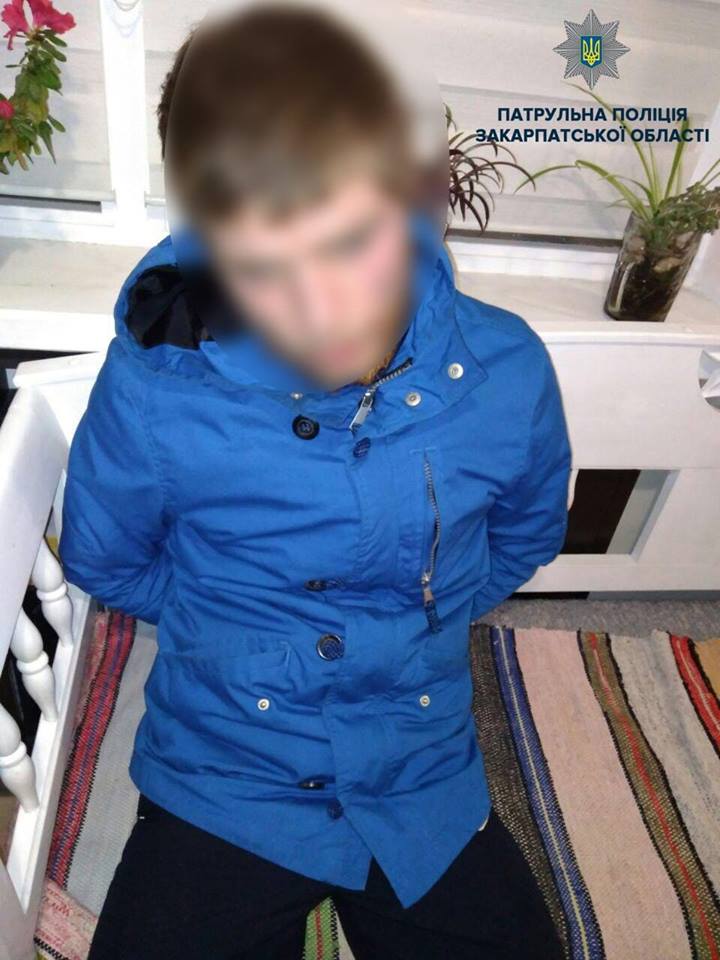 Вчора, близько 22-ї години на вулиці Гагаріна в Ужгороді до патрульних звернувся чоловік, який повідомив, що в його будинку, ймовірно, перебуває стороння особа.

