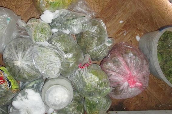 Під час обшуку будинку мешканця села Стеблівка Хустського району правоохоронці вилучили 4,5 кілограма сирої та засушеної речовини, схожої на марихуану. Вилучене направлено на експертизу
