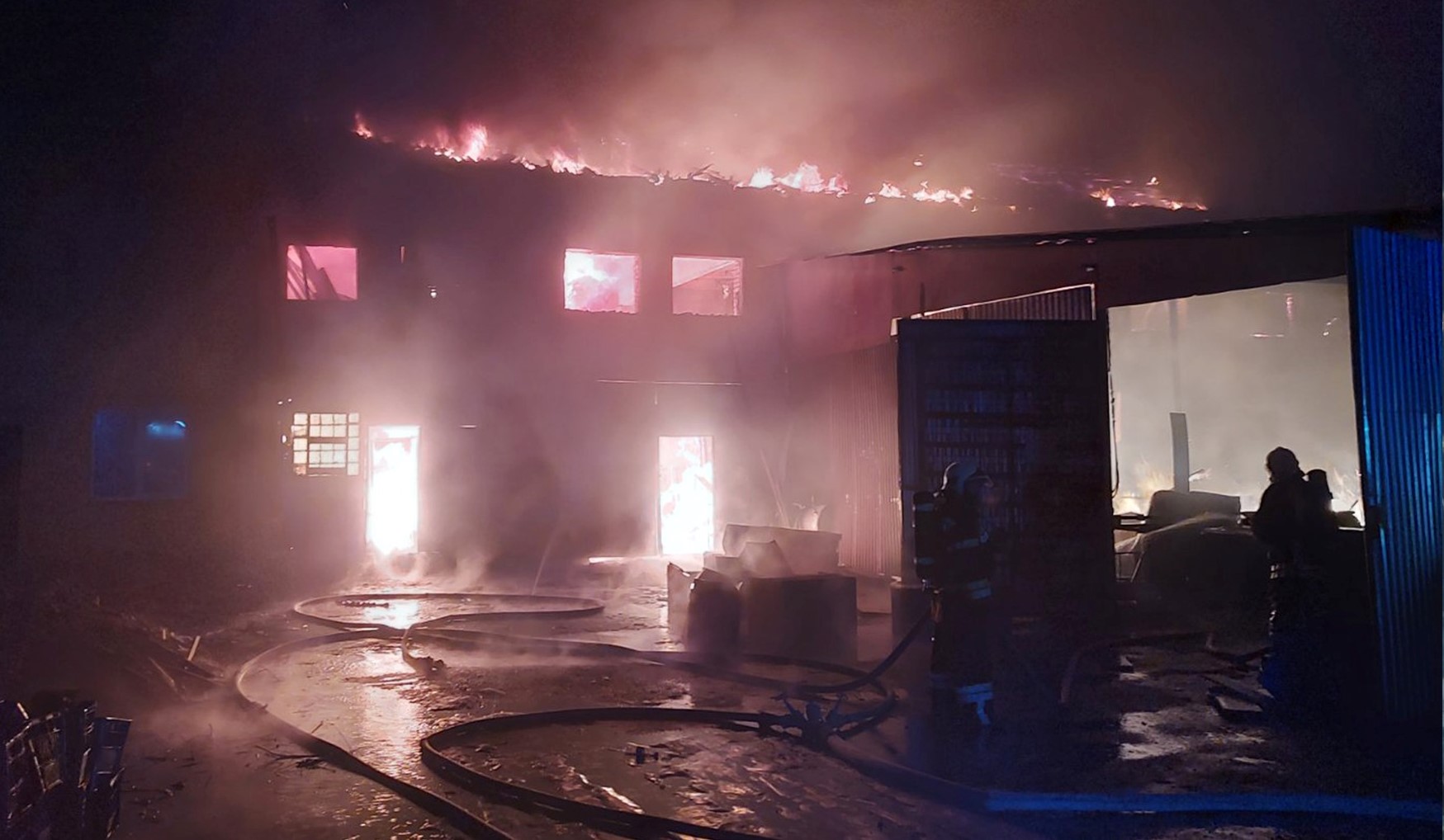 Уночі на суботу, 18 лютого, сталася масштабна пожежа на меблевому підприємстві у селі Наварія біля Львова. У результаті пожежі згоріли дерев’яні вироби та інша продукція.