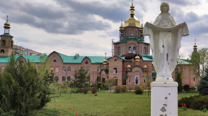 Лише в Луганській області росіяни зруйнували щонайменше сім православних храмів від початку війни.

