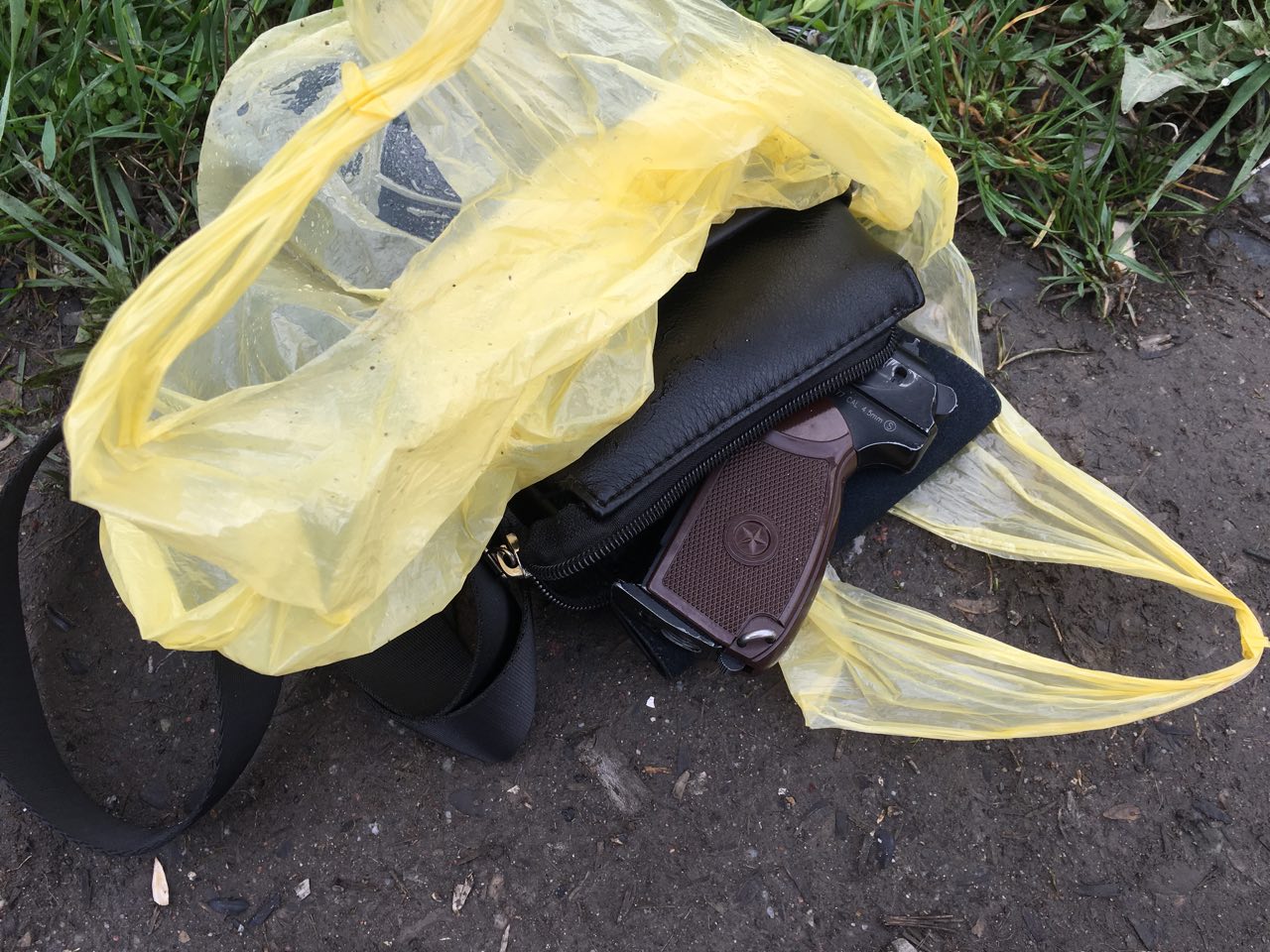 В ньому знаходився пістолет та чоловіча сумка для документів. Невідомі покинули пакет за 10 метрів від пункту пропуску.