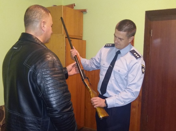 З початку місяця до ужгородської поліції громадяни здали шість гладкоствольних рушниць, сто дванадцять набоїв до гладкоствольної рушниці та дев’ятнадцять ножів.