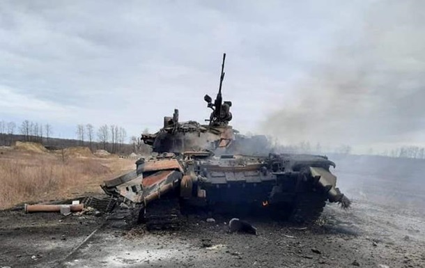 Українські військові знищили 33 російські літаки, 37 вертольотів, понад 250 танків і майже тисячу бойових броньованих машин.