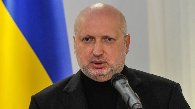 Секретар РНБО Олександр Турчинов заявив, що РНБО може у ніч на понеділок оголосити воєнний стан в Україні.

