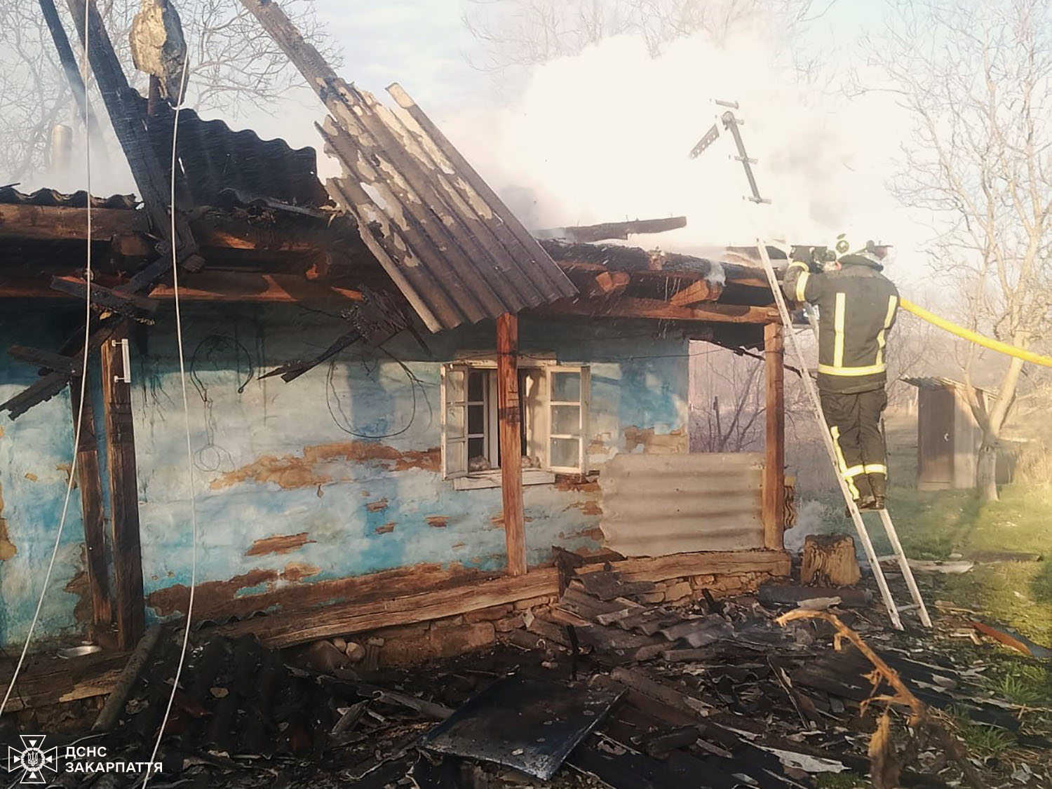 Секунди до трагедії: сусіди врятували будинок від вогню на Закарпатті (ФОТО)