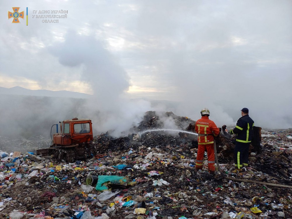 Майже добу рятувальники ліквідовували пожежу на сміттєзвалищі в Хустському районі.