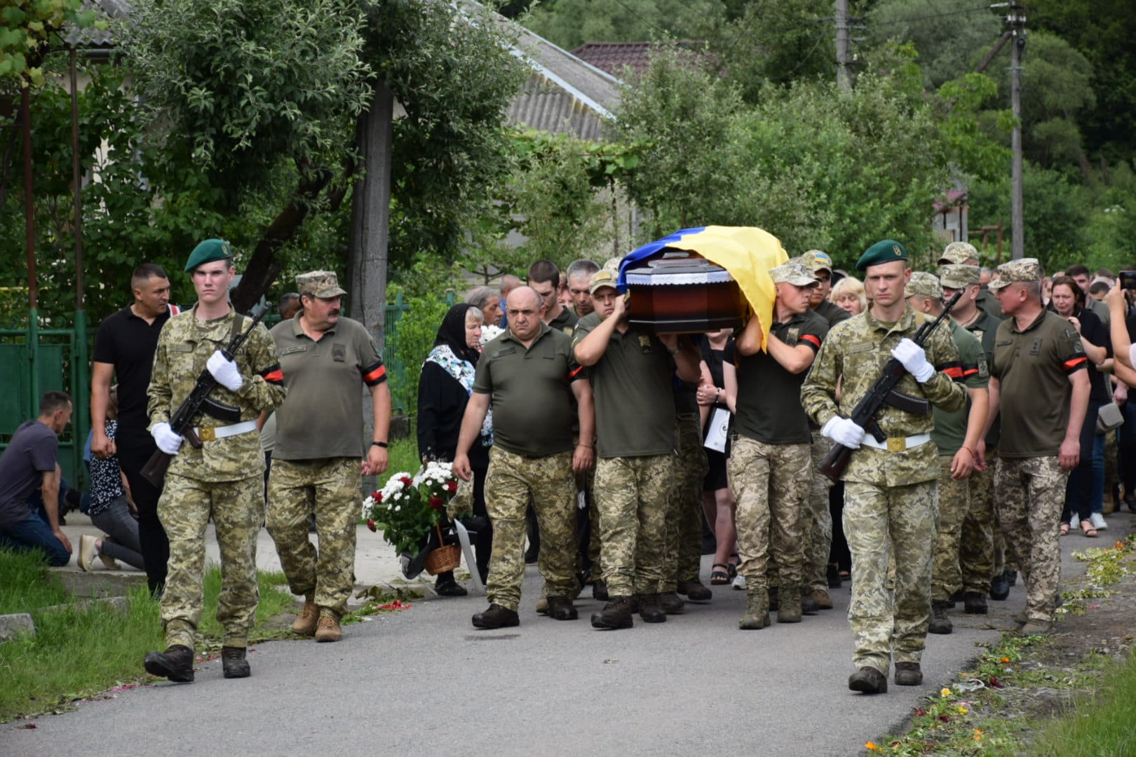 Ніколи не побачать свого батька: в Ужгороді прощалися з полеглим військовослужбовцем (ФОТО)