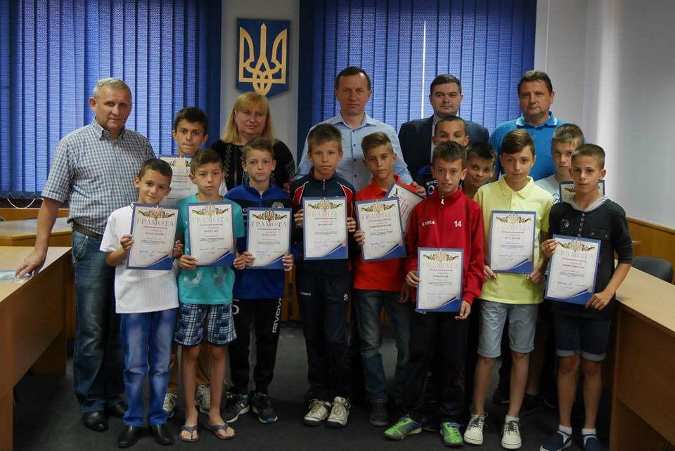 Ужгородський міський голова Богдан Андріїв нагородив сьогодні грамотами школярів - переможців всеукраїнського футбольного турніру 