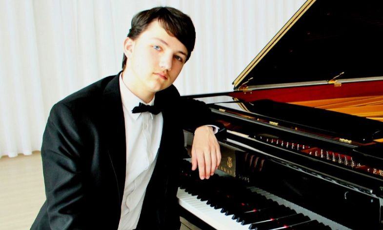 Ужгородський піаніст привіз три престижні нагороди із музичного конкурсу в Франції / ВІДЕО