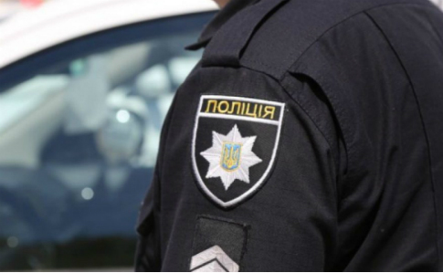Працівники поліції зупинили чоловіка, який їхав на мопеді без шолома, а виявилося що він не тверезий.