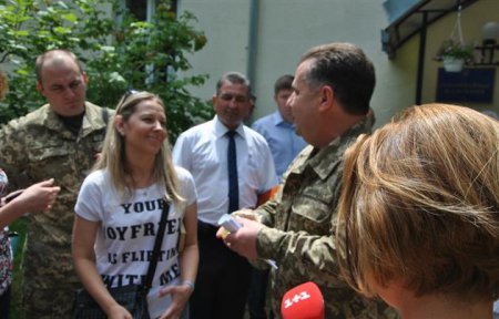 Как сообщал Голос Карпат ранее, находясь с рабочим визитом на Закарпатье,он получил в подарок от волонтеров скандальный 